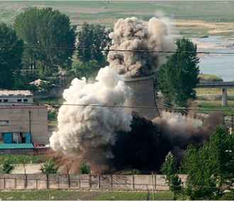 CHDCND Triều Tiên đã phá hủy tháp giải nhiệt của lò phản ứng hạt nhân Yongbyon - Ảnh: New York Times.