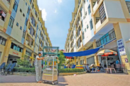  Sự quá tải về hạ tầng, giao thông, môi trường đang biến các đô thị thành những tấm áo chật - Ảnh: T.L.