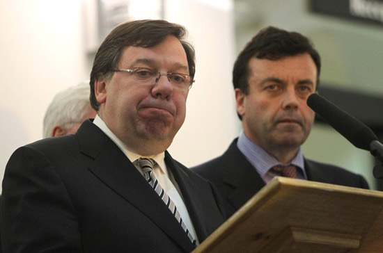 Thủ tướng Ireland (trái) và Bộ trưởng Bộ Tài chính Brian Lenihan - Ảnh: Getty.