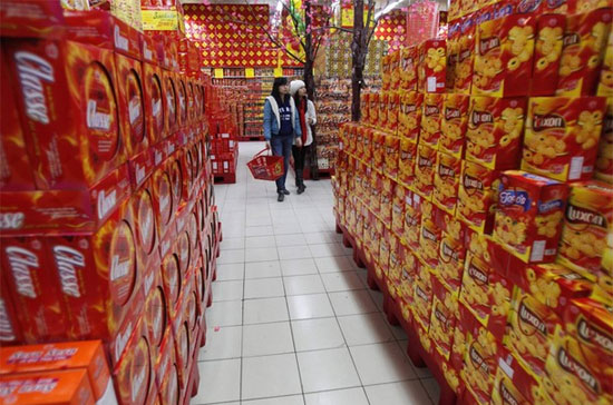 Không khí mua bán trên thị trường Tết năm nay kém sôi động hơn so với các năm trước - Ảnh: Reuters.