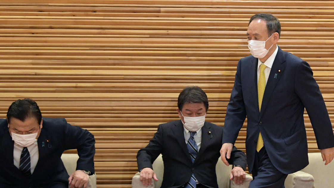 Thủ tướng Nhật Bản Yoshihide Suga (ngoài cùng bên phải) tham dự cuộc họp Nội các tại văn phòng thủ tướng ở Tokyo ngày 24/2 - Ảnh: Mainichi