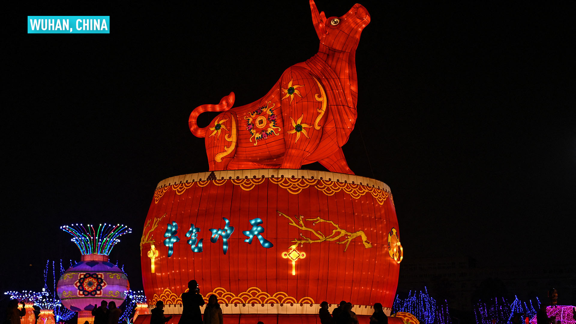 Thành phố Vũ Hán, tỉnh Hồ Bắc, Trung Quốc được trang hoàng rực rỡ mừng năm mới, nhưng lượng người đổ ra đường đón giao thừa năm nay không nhiều như mọi khi. Vũ Hán là nơi phát hiện các ca nhiễm Covid-19 đầu tiên trên thế giới - Ảnh: Getty Images