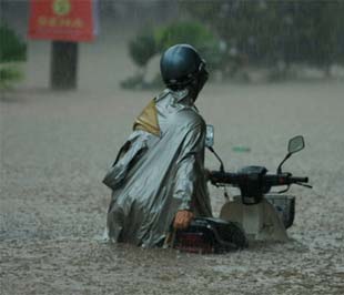 Hiệu quả của các công trình thoát nước tốn kém nhiều tiền của hiện vẫn là một dấu hỏi lớn - Ảnh: VNN.