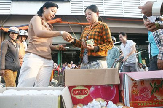 Mua bán trái cây Trung Quốc tại chợ đầu mối nông sản thực phẩm Thủ Đức - Ảnh: Lê Toàn.