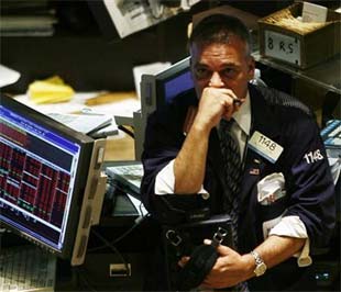 Vẻ ưu tư của nhân viên môi giới tại Sở Giao dịch Chứng khoán New York hôm qua (17/9) - Ảnh: Reuters.