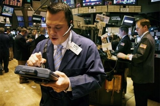 10 ngành trong chỉ số S&P 500 đều tăng điểm trong tháng 11, trong đó dẫn đầu là cổ phiếu khối nguyên vật liệu cơ bản, y tế và công nghiệp - Ảnh: AP.