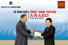 Đại diện Wells Fargo trao giải cho OceanBank.