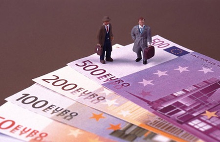 Nguồn tiền từ Trung Quốc được xem là "cứu tinh" của châu Âu trong bối cảnh lục địa này chìm sâu trong cơn đại hồng thủy nợ nần và nguy cơ suy giảm kinh tế.