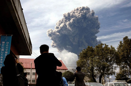 Đám mây bụi từ núi lửa Shinmoedake hôm 11/2 - Ảnh: Reuters.