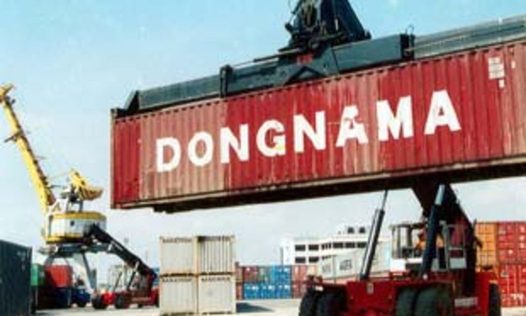 Để doanh nghiệp bớt khó khăn, các chuyên gia cho rằng Nhà nước cần có chính sách để hỗ trợ giúp các doanh nghiệp xuất khẩu như giảm lãi suất cho vay, khuyến khích phát triển thị trường chứng khoán, và điều chỉnh mức tỷ giá hợp lý để kích thích xuất khẩu - Ảnh: Việt Tuấn.
