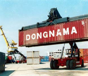  Để doanh nghiệp bớt khó khăn, các chuyên gia cho rằng Nhà nước cần có chính sách để hỗ trợ giúp các doanh nghiệp xuất khẩu như giảm lãi suất cho vay, khuyến khích phát triển thị trường chứng khoán, và điều chỉnh mức tỷ giá hợp lý để kích thích xuất khẩu - Ảnh: Việt Tuấn.