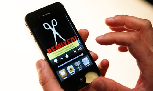 Sóng iPhone 4 từ bị chê yếu tới bị kiện