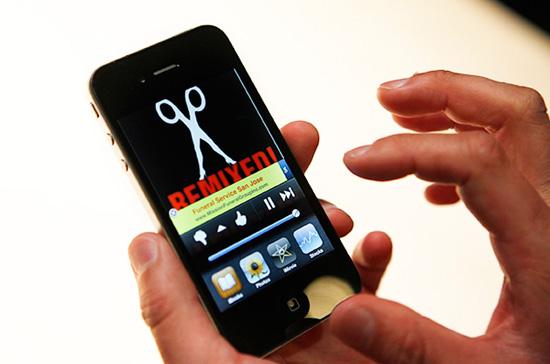 iPhone 4 bị chê bắt sóng yếu - Ảnh: Wired.