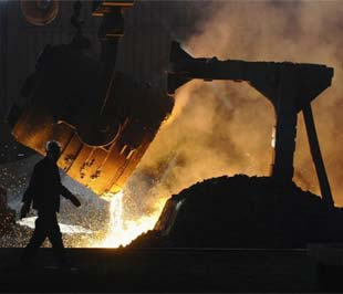 Tại một nhà máy thép ở Trung Quốc - Ảnh: AP. 