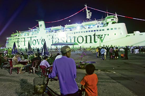 Tàu du lịch năm sao đưa khách quốc tế đến Việt Nam, tỷ trọng doanh thu của phía Việt Nam rất thấp trong gói tour này - Ảnh: Trần Việt Đức.