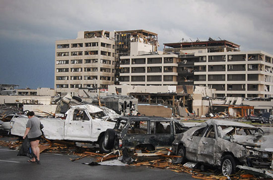 Cảnh đổ nát tại thành phố Joblin (Mỹ) sau khi lốc xoáy rút đi - Ảnh: CNBC.