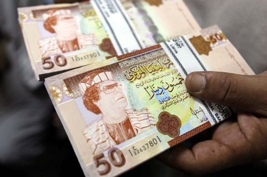 Tờ tiền giấy của Libya loại 50 Dinar có chân dung nhà lãnh đạo bị lật đổ Muammar Gaddafi.