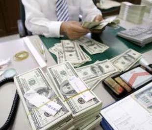 Ngân hàng Nhà nước Việt Nam, Bộ Tài chính được yêu cầu chỉ đạo các ngân hàng thương mại, các tập đoàn kinh tế rà soát ngay các khoản tiền gửi và đầu tư tại các ngân hàng thương mại, tổ chức tài chính nước ngoài cũng như các khoản vay của các tổ chức này.