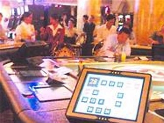 Các con bạc ở "casino" Victory trong đợt triệt phá vừa qua của công an điều tra.