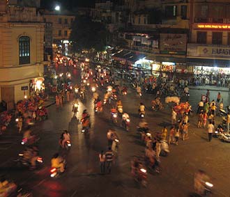 Quang cảnh phố phường nhộn nhịp tại khu vực quận Hoàn Kiếm, Hà Nội.