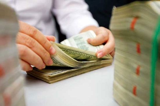 9 tổ chức tín dụng này phải chịu tỷ lệ dự trữ bắt buộc đối với tiền gửi VND từ không kỳ hạn đến dưới 12 tháng là 6%, kỳ hạn dài hơn là 2%; tương ứng với ngoại tệ lên tới 14% và 10% - Ảnh: SGTT.