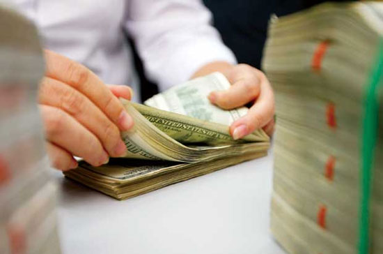 9 tổ chức tín dụng này phải chịu tỷ lệ dự trữ bắt buộc đối với tiền gửi VND từ không kỳ hạn đến dưới 12 tháng là 6%, kỳ hạn dài hơn là 2%; tương ứng với ngoại tệ lên tới 14% và 10% - Ảnh: SGTT.