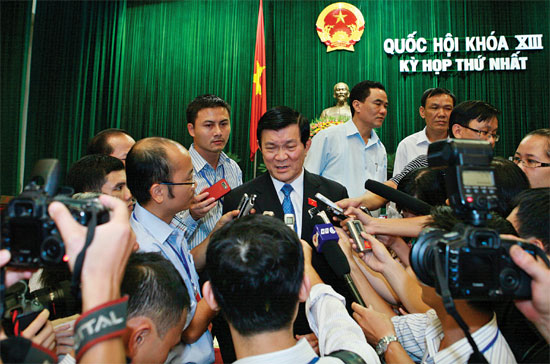 Chủ tịch nước Trương Tấn Sang trong vòng vây của báo giới.