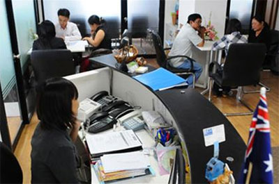 Khu vực tiếp khách chung của một tầng lầu I-Office (4 Nguyễn Đình Chiểu, quận 1, Tp.HCM) - Ảnh: T.T.D.