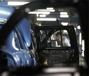 Công nhân tại nhà máy của Ford Việt Nam ở Hải Dương - Ảnh: AP.