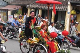 Du khách nước ngoài tham dự một lễ hội du lịch tại Quảng Nam. Số lượng du khách đến Việt Nam đang giảm do khó khăn về kinh tế, dẫn đến số lượng văn phòng đại diện các công ty du lịch tại Việt Nam giảm - Ảnh: Trung Châu.