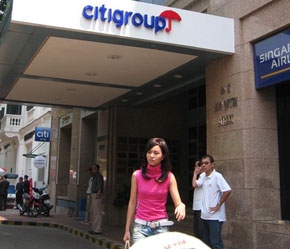 Các ngân hàng nước ngoài rất tin tưởng rằng người tiêu dùng Việt Nam sẽ sử dụng nhiều hơn các dịch vụ tài chính hiện đại, khi thu nhập của họ tăng lên.