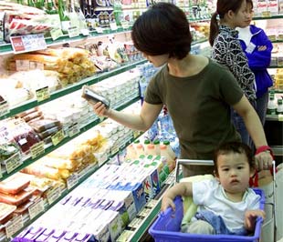 Theo luật định, tổ chức bảo vệ quyền lợi người tiêu dùng có nghĩa vụ đại diện cho người tiêu dùng tiến hành khiếu nại tới tổ chức, cá nhân kinh doanh hàng hóa, dịch vụ; tố cáo tới cơ quan nhà nước có thẩm quyền, khởi kiện ra tòa án khi được người tiêu dùng ủy quyền.