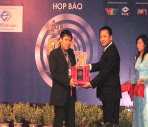 Lãnh đạo EVN Telecom trao chứng nhận tài trợ cho nhóm thực hiện chương trình.