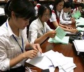 Kiểm đếm hồ sơ tham gia đấu giá cổ  phần của Bảo Việt tại Trung tâm Giao dịch chứng khoán Hà Nội.