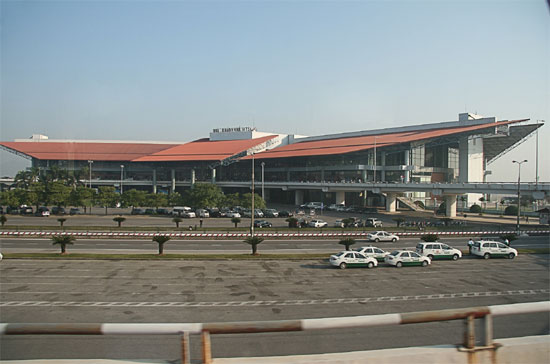 Phía trước sân bay Nội Bài. Cảng hàng không quốc tế Tiên Lãng được kỳ vọng sẽ đóng vai trò dự bị cho sân bay này.