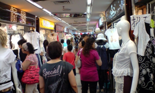 Xâm nhập thế giới “hàng hiệu giá bèo” ở Trung Quốc