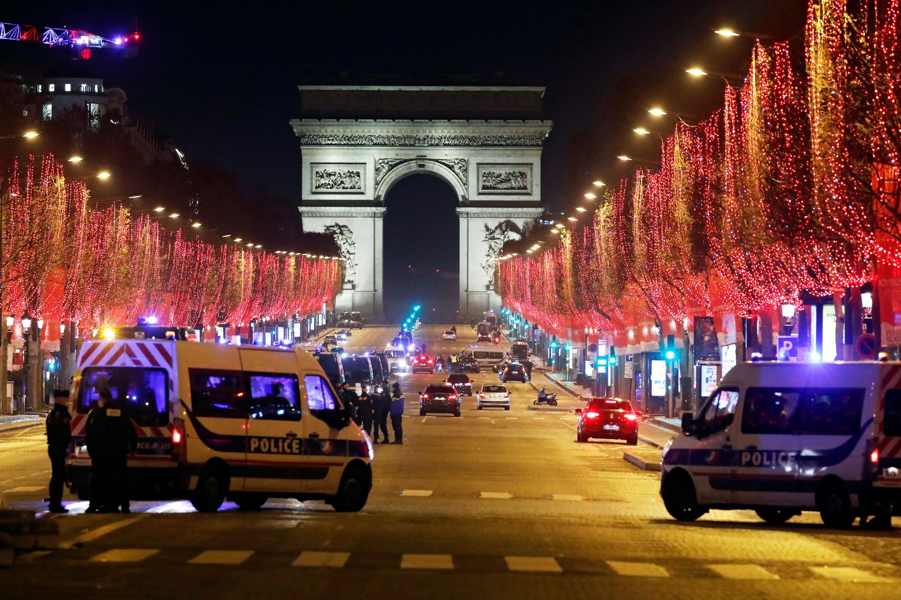 Cảnh sát Pháp tuần tra trên đại lộ Champs Elysees tại Paris. Thành phố này cấm tổ chức sự kiện đón năm mới và cấm tập trung đông người để phòng dịch Covid-19 - Ảnh: Reuters