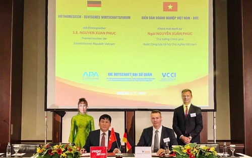 Bà Nguyễn Thị Phương Thảo - Tổng giám đốc Vietjet, ông Đinh Việt Phương - Phó tổng giám đốc Vietjet (ngồi bên trái), ông Gert Waltenbauer - Tổng giám đốc KGAL (đứng bên phải) và ông Jochen Baltes - Tổng giám đốc điều hành GOAL (ngồi bên phải) tại buổi ký kết hợp đồng.   