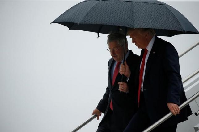 Tổng thống Mỹ Donald Trump và đại sứ Mỹ tại Trung Quốc Terry Branstad bước xuống từ chuyên cơ Không lực 1 tại sân bay Eastern Iowa hôm 21/6 - Ảnh: Reuters.<br>