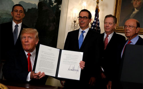 Tổng thống Mỹ Donald Trump và các quan chức Chính phủ nước này trong lễ ký biên bản ghi nhớ về rà soát các vấn đề thương mại Mỹ-Trung tại Nhà Trắng, ngày 14/8 - Ảnh: Reuters.<br>