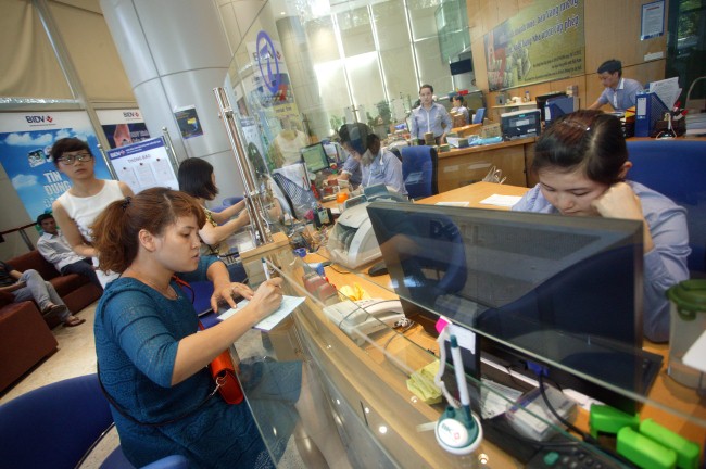 Hiệu quả của tái cơ cấu hệ thống ngân hàng cũng đã dần dần bình thường 
hóa lãi suất cho vay và đi vay của hệ thống ngân hàng thương mại, Chính 
phủ nhìn nhận - Ảnh: Kỳ Anh.<br>