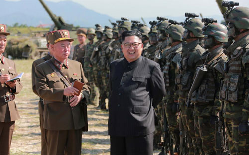 Nhà lãnh đạo Triều Tiên Kim Jong Un thăm lực lượng đặc nhiệm thuộc quân đội nước này - Ảnh: KCNA/Reuters.<br>