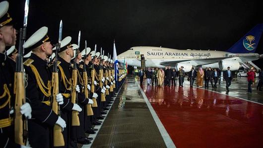 Phó thủ tướng Nga Dmitry Rogozin ra đón nhà vua Salman của Saudi Arabia tại sân bay quốc tế Vnukovo, Moscow, ngày 4/10 - Ảnh: Getty/CNBC.<br>