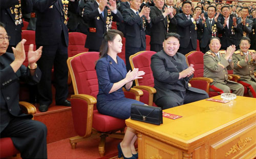 Nhà lãnh đạo Triều Tiên Kim Jong Un và phu nhân Ri Sol Ju trong buổi lễ tổ chức hôm 10/9 ăn mừng vụ thử hạt nhân lần thứ sáu của nước này - Ảnh: KCNA/Reuters.<br>