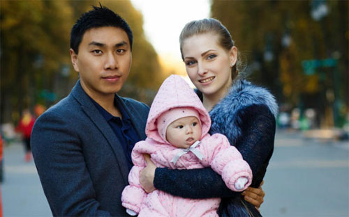 Mei Aisi cùng vợ người Ukraine và con gái - Ảnh: Shanghiist.<br>