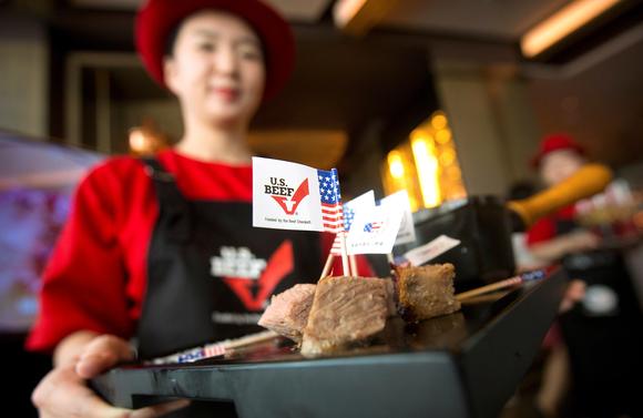 Thịt bò Mỹ được phục vụ trong một nhà hàng ở Bắc Kinh, Trung Quốc - Ảnh: Reuters/Nikkei.<br>