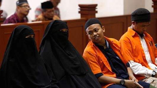 Dian Yulia Novi (thứ hai từ trái sang) và chồng (thứ hai từ phải sang) trong phiên tòa ở Jakarta hôm 21/6 - Ảnh: Reuters.<br>