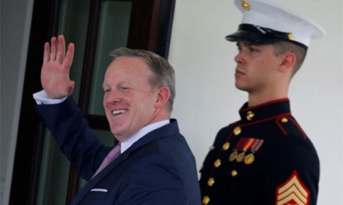 Thư ký báo chí của Tổng thống Trump đột ngột từ chức