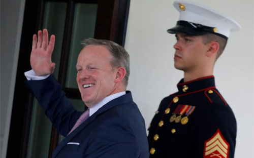Thư ký báo chí Nhà Trắng Sean Spicer vẫy tay chào các nhà báo khi bước vào Nhà Trắng hôm 21/7 - Ảnh: Reuters.<br>