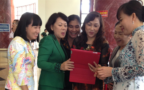 <span style="color: rgb(34, 34, 34); font-family: arial, sans-serif; font-size: 13px; font-style: normal; font-variant: normal; font-weight: normal; letter-spacing: normal; line-height: normal; orphans: auto; text-align: start; text-indent: 0px; text-transform: none; white-space: normal; widows: auto; word-spacing: 0px; -webkit-text-stroke-width: 0px; background-color: rgb(255, 255, 255); display: inline !important; float: none;">Các nữ đại biểu Quốc hội chia sẻ cảm xúc về một bức ảnh đẹp bên hà